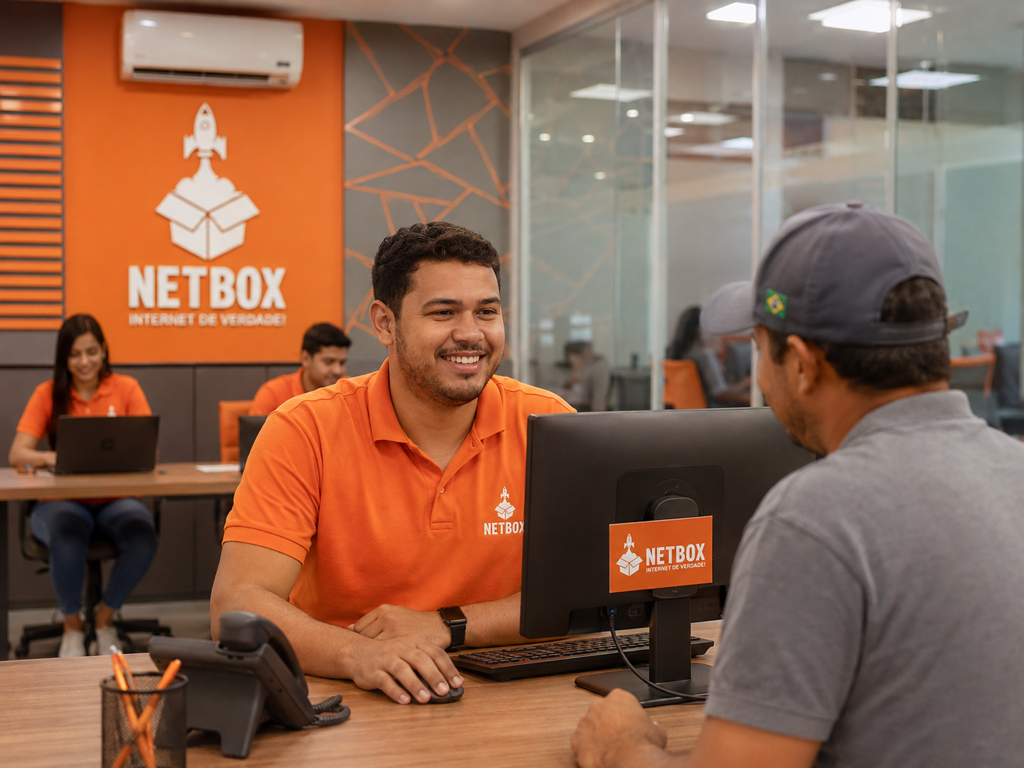 Atendente Netbox auxiliando um cliente
